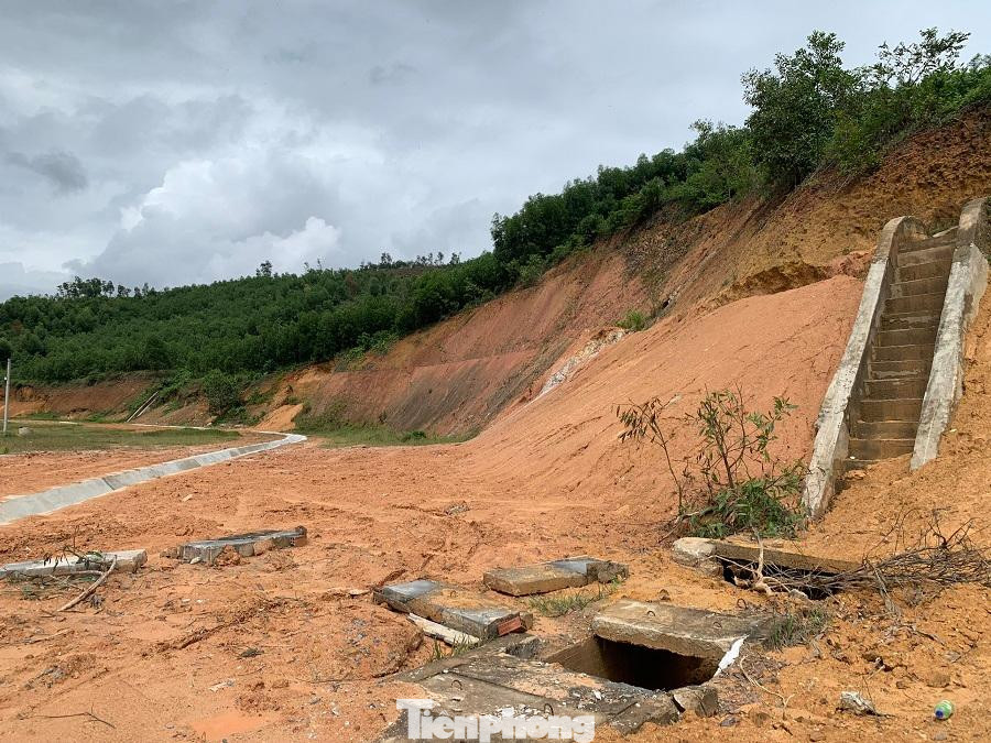 Anh Đinh Văn Chương, thôn Mai Lãnh Hữu (xã Long Mai, huyện miền núi Minh Long), cho biết cứ tưởng rằng dự án sẽ thực hiện nhanh và cả gia đình anh sẽ chuyển vào đây ổn định cuộc sống, tập trung làm ăn nhưng đến bây giờ đã trải qua 2 năm vẫn chưa ổn định được. Ảnh: Nguyễn Ngọc