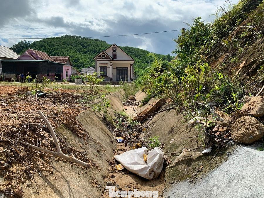 Ông Đinh Văn Dục, Chủ tịch UBND xã Long Mai, huyện Minh Long cho hay, nhiều hạng mục của khu TĐC Đồng Tranh bị hư hỏng chưa thể khắc phục. Giếng nước về mùa nắng không đảm bảo lượng nước sinh hoạt của người dân, điện vẫn chưa đóng. Xã đã nhiều lần đề nghị lên cấp trên sớm khắc phục những hư hỏng để cho các hộ dân có cuộc sống ổn định nhưng cho đến bây giờ vẫn chưa xong. Ảnh: Nguyễn Ngọc