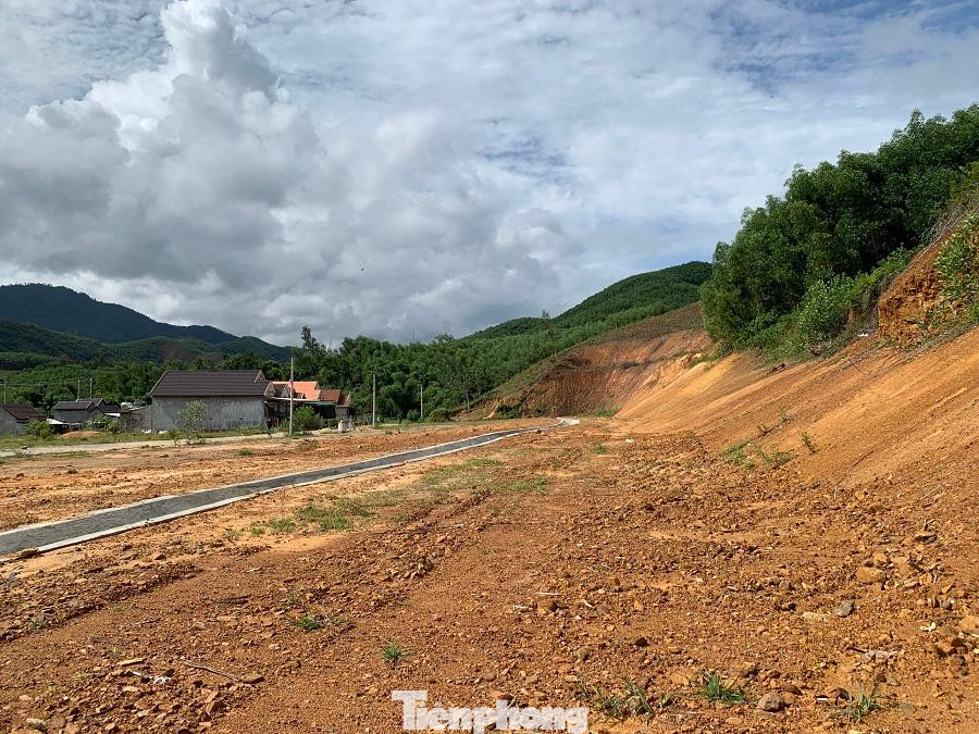 Dự án Tái định cư (TĐC) Đồng Tranh khởi công xây dựng vào tháng 8/2017 và dự kiến hoàn thành vào tháng 4/2018. Dự án do Ban Dân tộc tỉnh Quảng Ngãi làm chủ đầu tư với tổng số vốn gần 15 tỷ đồng. Ảnh: Nguyễn Ngọc