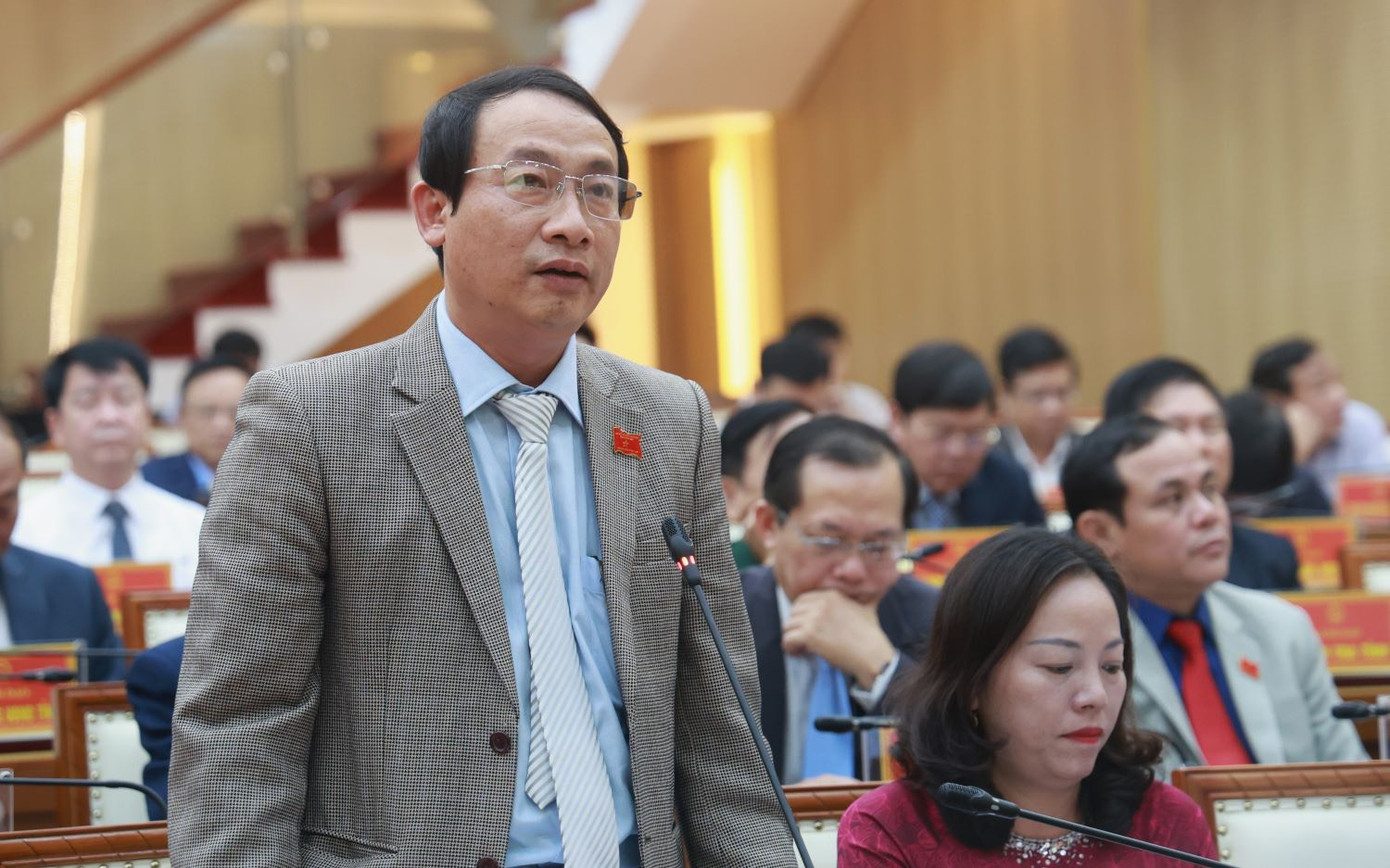 Đại biểu Nguyễn Mạnh Thắng chất vấn tại phiên họp. Đại biểu Nguyễn Mạnh Thắng chất vấn tại phiên họp.