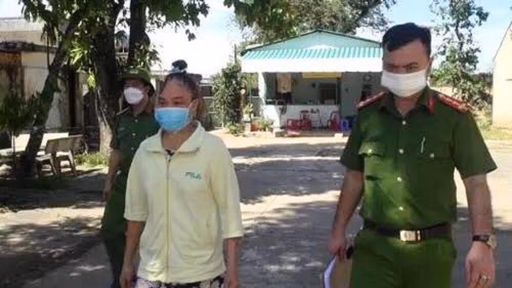 Sau khi giết chồng, bị can Hoanh dựng hiện trường giả, báo tin chồng bị giang hồ đòi nợ, sát hại. Ảnh: CA