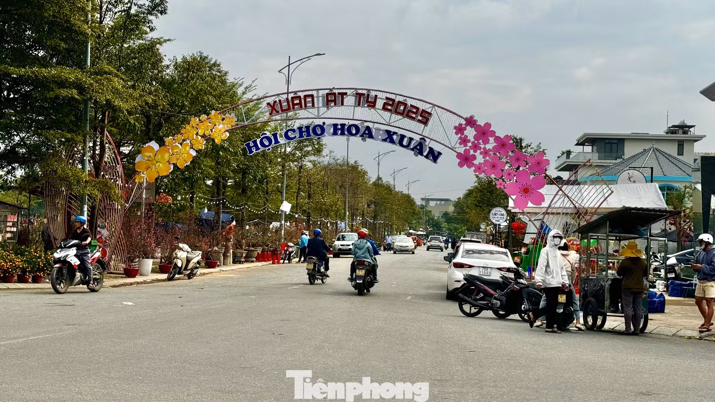 Khác với mọi năm, năm nay TP. Quảng Ngãi tổ chức chợ hoa tại khu đô thị Ngọc Bảo Viên, thay vì tổ chức dọc tuyến đường Phạm Văn Đồng. Ảnh: Nguyễn Ngọc