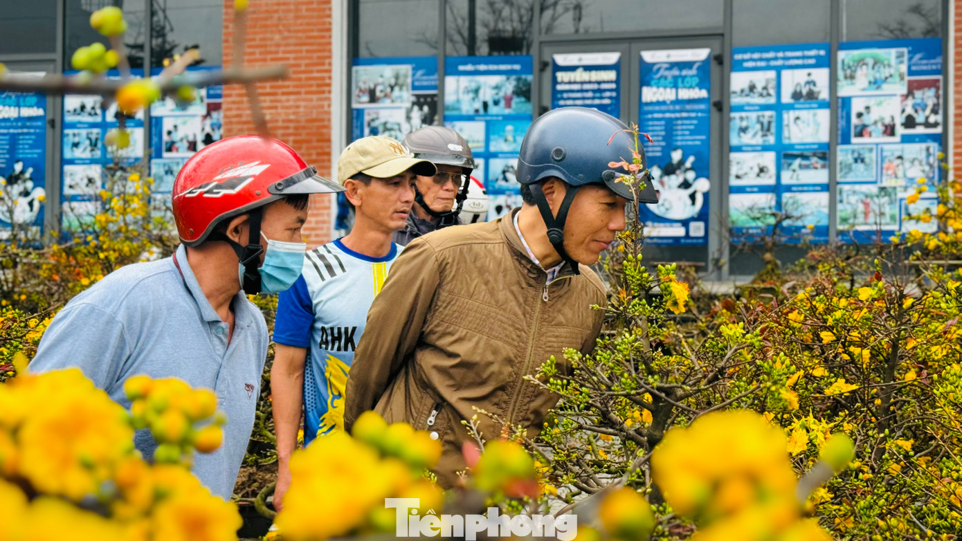 Nhiều người bán hoa cũng chung cảnh ngộ như anh Sang. Chẳng ai nghĩ đến có lời, chỉ mong gỡ gạc đồng nào hay đồng đó. Ảnh: Nguyễn Ngọc