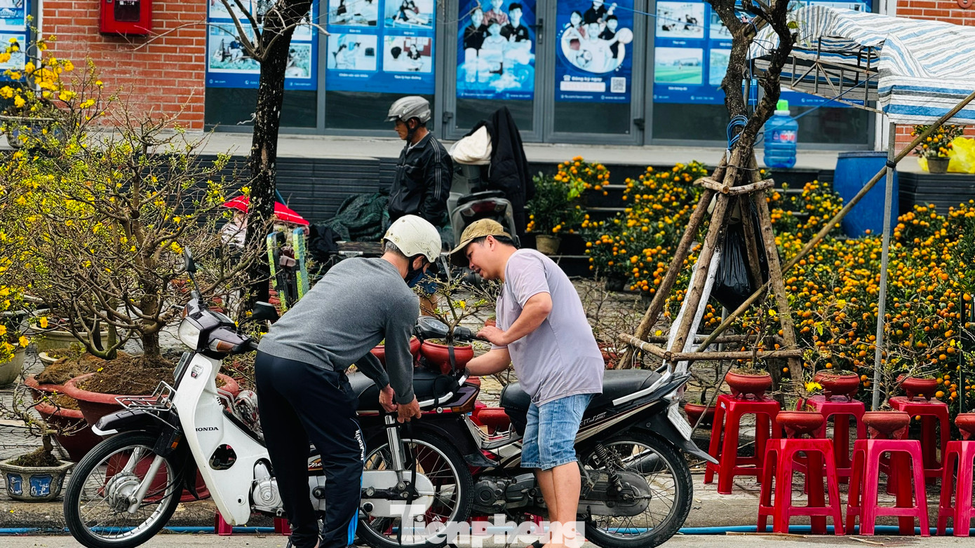 Tiểu thương hy vọng trong 2 ngày tới, sức mua hoa, cây cảnh sẽ tăng cao để họ có thể gỡ gạc lại ít vốn đã bỏ ra. Ảnh: Nguyễn Ngọc.