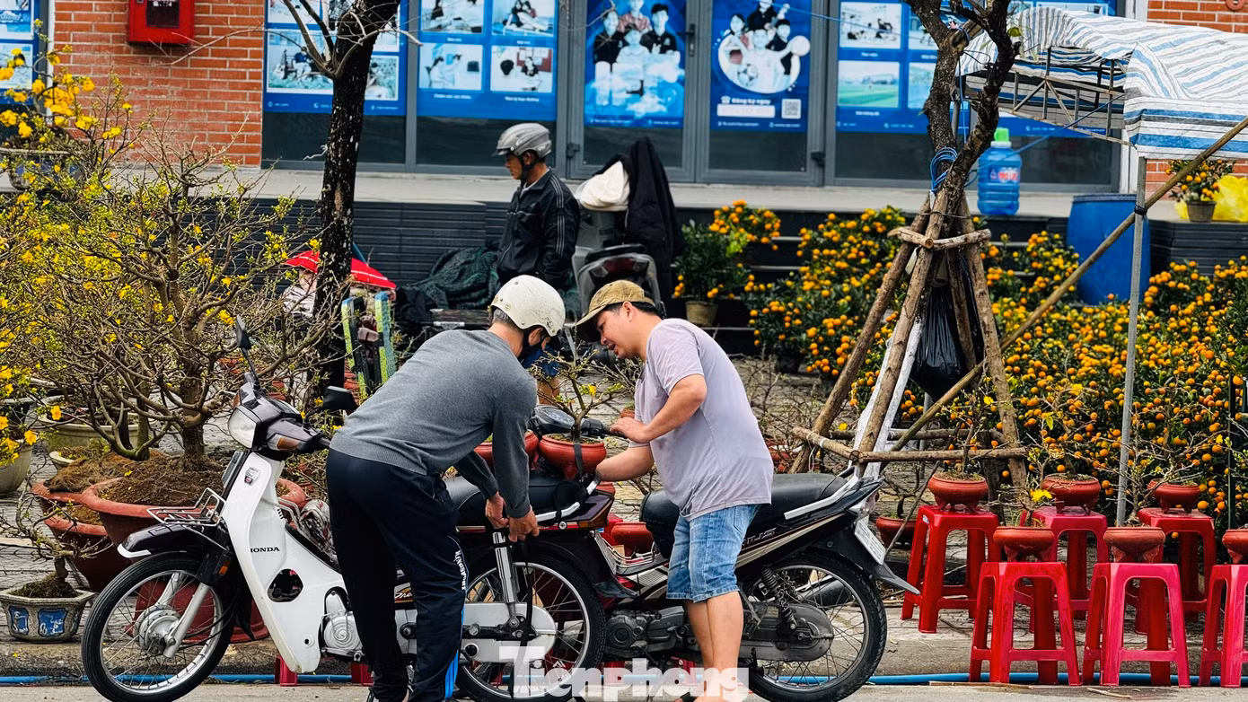 Tiểu thương hy vọng trong 2 ngày tới, sức mua hoa, cây cảnh sẽ tăng cao để họ có thể gỡ gạc lại ít vốn đã bỏ ra. Ảnh: Nguyễn Ngọc.