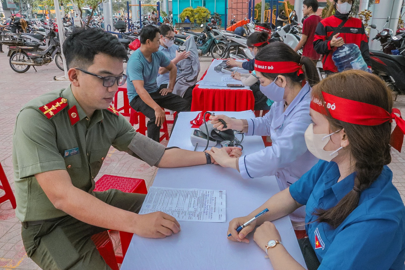 Cán bộ Công an tỉnh Quảng Ngãi tham gia hiến máu tại ngày hội Chủ Nhật Đỏ.