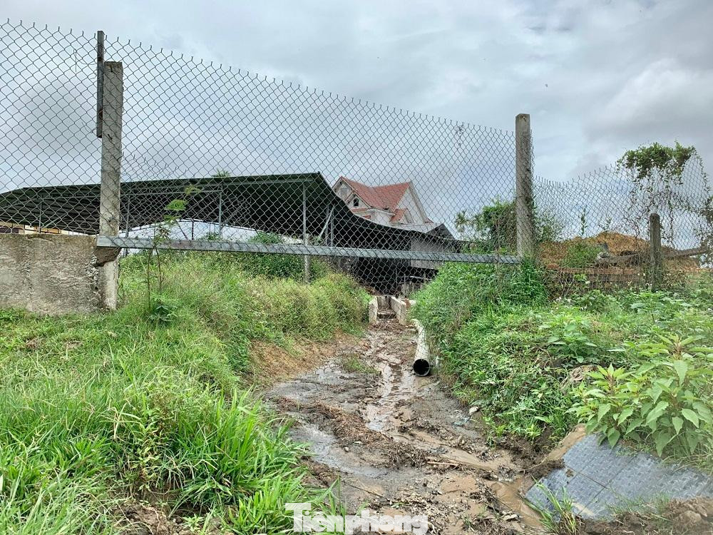 Cơ sở sản xuất bột sắn nằm trong khu dân cư hoạt động có công suất lớn nhưng không có hệ thống xử lý nước thải và xác mỳ sau khi chế biến mà thải trực tiếp ra môi trường. Cơ sở sản xuất bột sắn nằm trong khu dân cư hoạt động có công suất lớn nhưng không có hệ thống xử lý nước thải và xác mỳ sau khi chế biến mà thải trực tiếp ra môi trường.