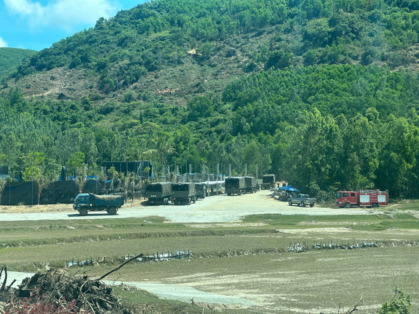 Nhiều lực lượng có mặt tại khu vực núi Dông Bồ để chuẩn bị nơi yên nghỉ cho nguyên Chủ tịch nước.