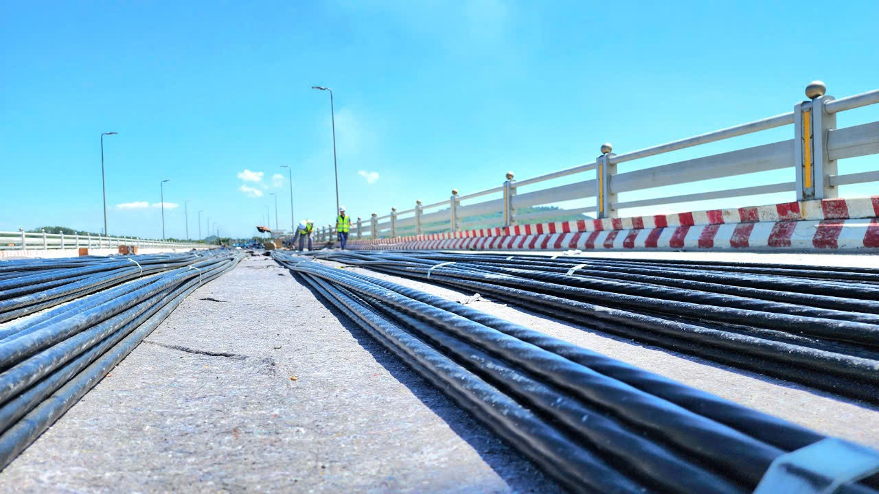 Sau hơn 1 tháng triển khai thi công, đến nay khối lượng đạt khoảng 90%, giá trị ước khoảng 11 tỷ đồng trong tổng số 12,7 tỷ đồng vốn xây lắp. Trong đó, hoàn thành việc đổ bê tông các ụ neo, vách ngăn chuyển hướng và kéo căng cáp 2 nhịp 48m là nhịp 19 và 23 với mỗi nhịp 4 bó cáp dự ứng lực.