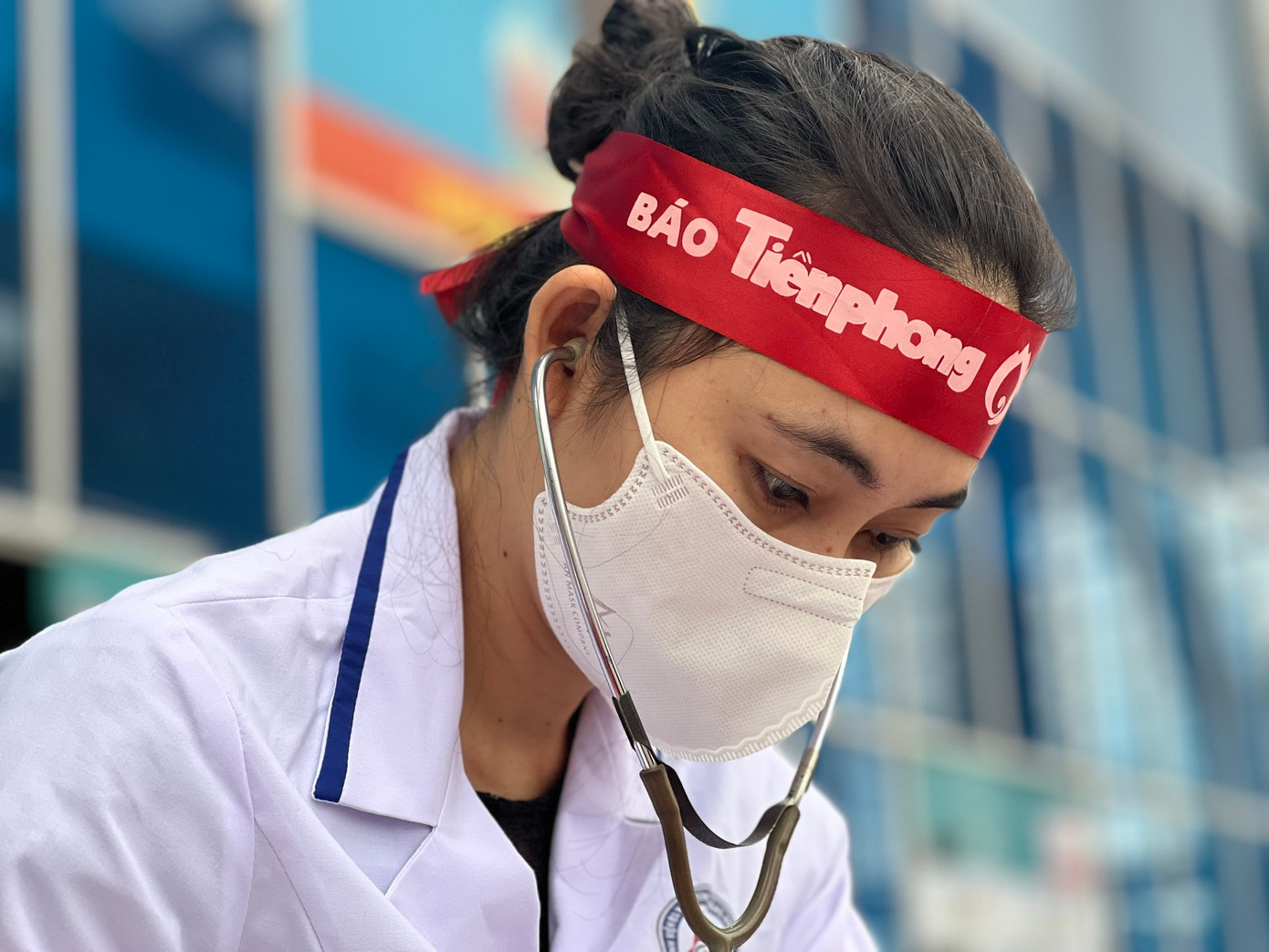 Ngày hội Chủ Nhật Đỏ do Báo Tiền Phong khởi xướng và chủ trì tổ chức, phối hợp với Ủy ban An toàn giao thông quốc gia, Viện Huyết học truyền máu T.Ư, các địa phương, các trường ĐH, CĐ, cơ quan đơn vị trên cả nước đến nay đã sang năm thứ 16, với mục đích cao đẹp mang giọt máu ấm đến với những người nghèo, những bệnh nhân thiếu máu trong dịp trước và sau Tết Nguyên đán.