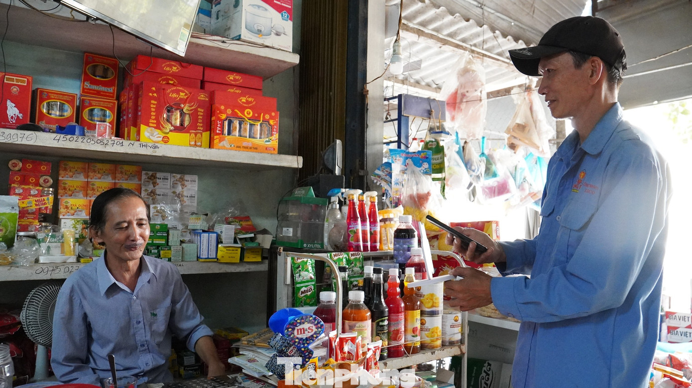 Người dân huyện Ba Tơ thanh toán trực tuyến để mua hàng. Người dân huyện Ba Tơ thanh toán trực tuyến để mua hàng.