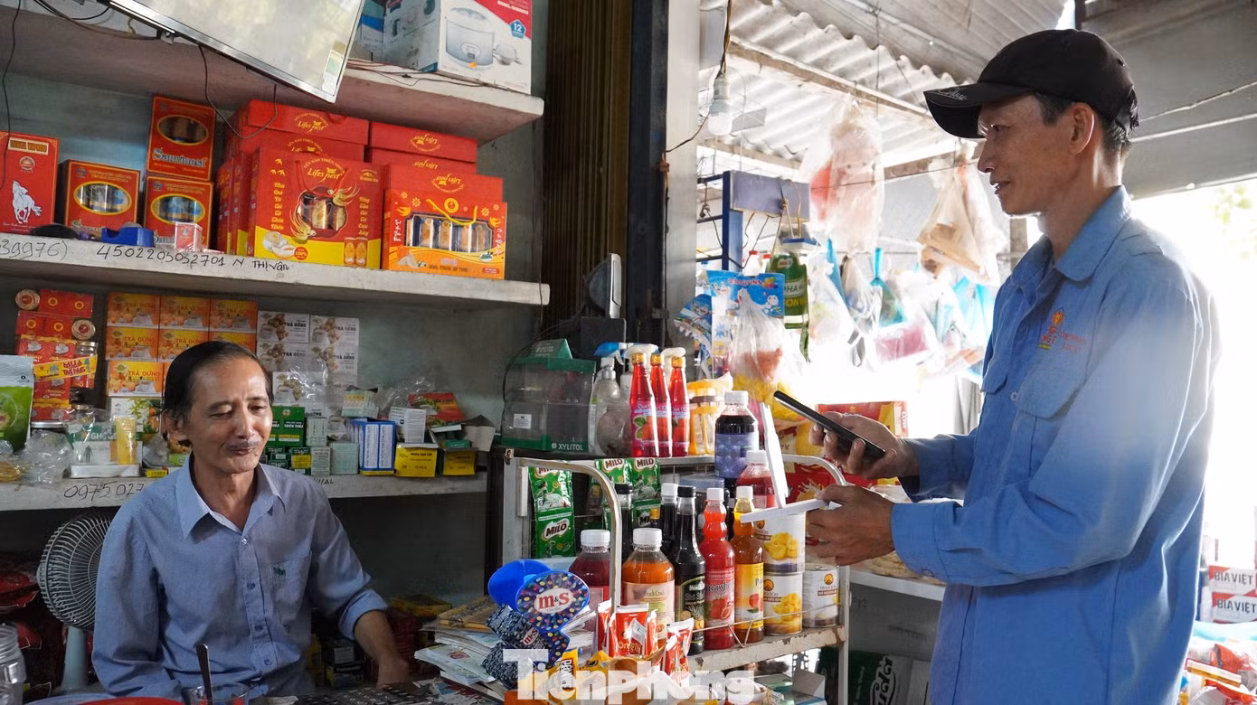 Người dân huyện Ba Tơ thanh toán trực tuyến để mua hàng.