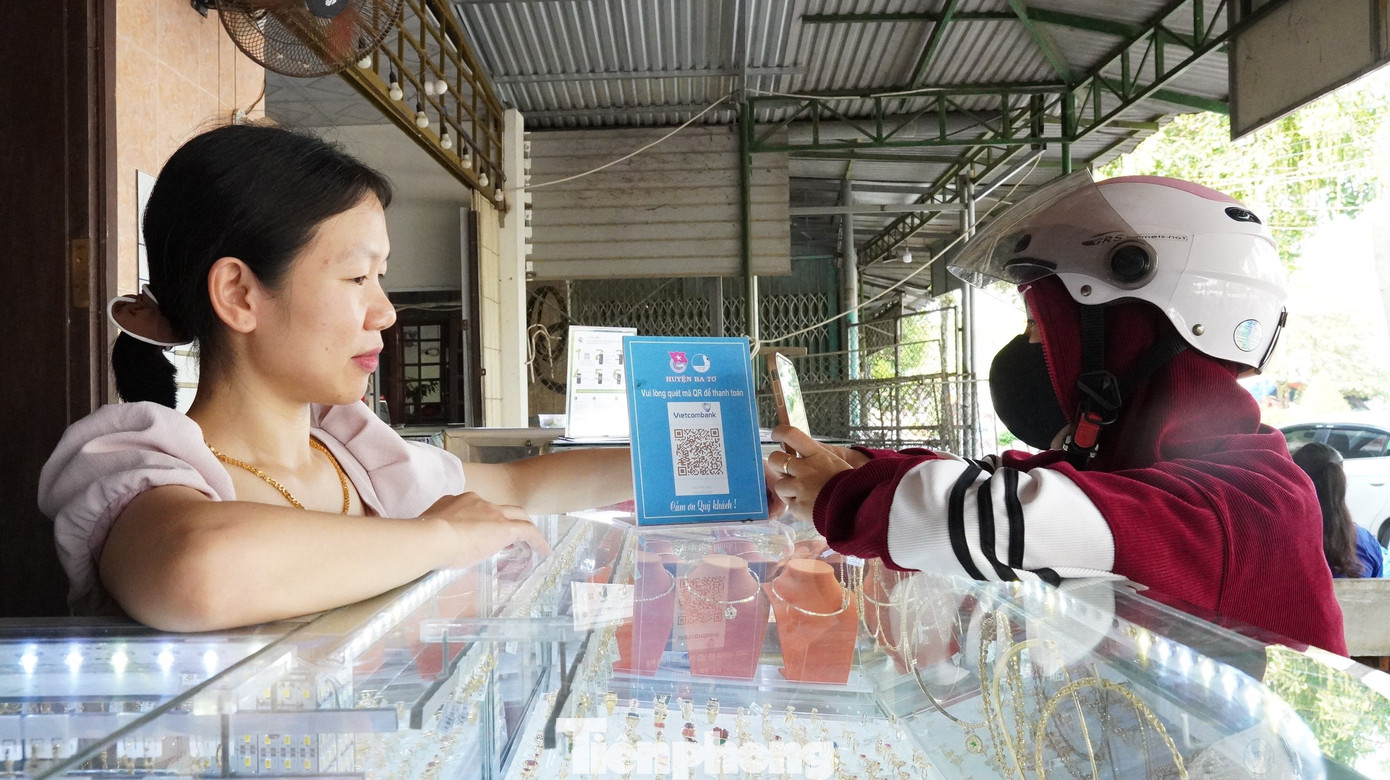 Người dân huyện Ba Tơ thanh toán trực tuyến để mua hàng. Người dân huyện Ba Tơ thanh toán trực tuyến để mua hàng.