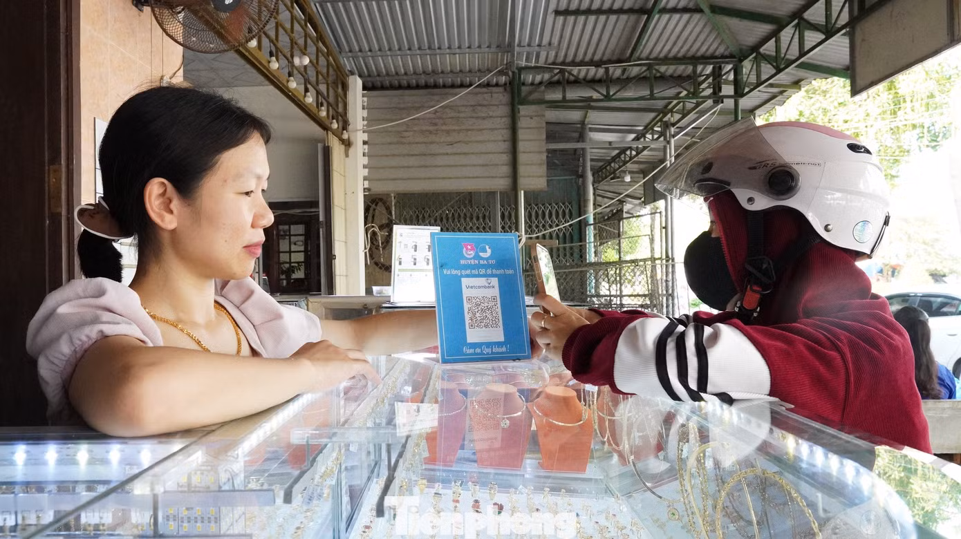 Người dân huyện Ba Tơ thanh toán trực tuyến để mua hàng.