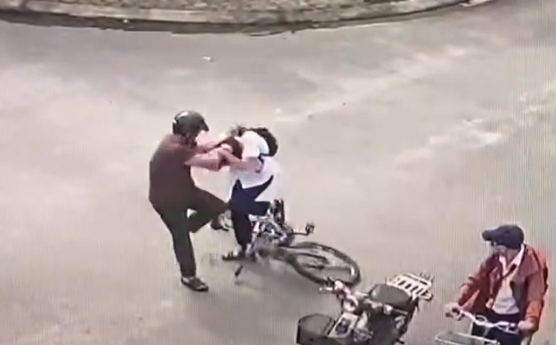 Hình ảnh ông Phan Thượng Mỹ đánh học sinh L.G.K. được camera người dân ghi lại. Hình ảnh ông Phan Thượng Mỹ đánh học sinh L.G.K. được camera người dân ghi lại.