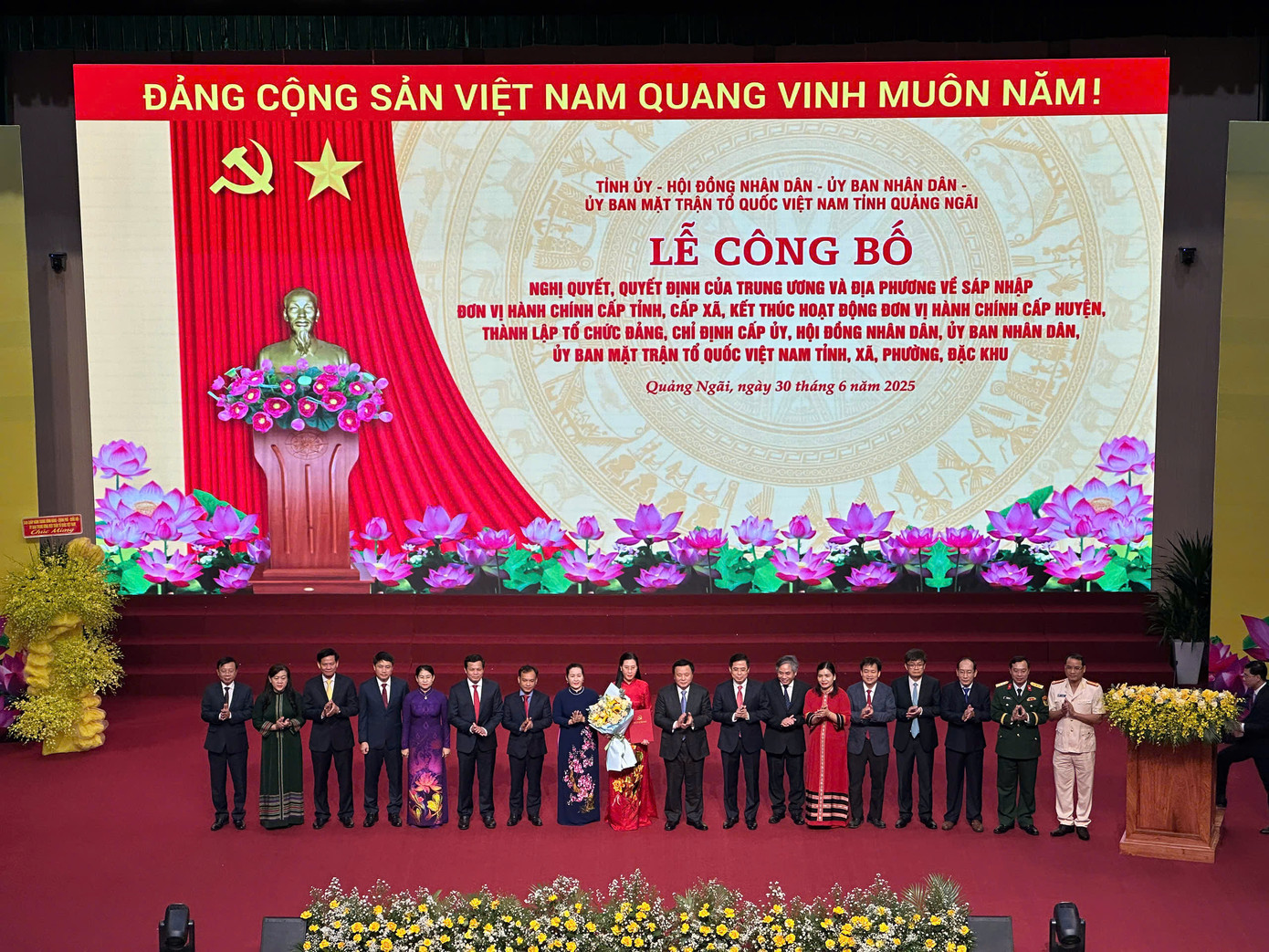 Ông Nguyễn Xuân Thắng - Ủy viên Bộ Chính trị trao quyết định thành lập Đảng bộ tỉnh Quảng Ngãi mới. Ông Nguyễn Xuân Thắng - Ủy viên Bộ Chính trị trao quyết định thành lập Đảng bộ tỉnh Quảng Ngãi mới.