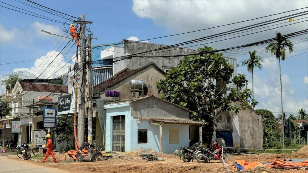 Tỉnh Quảng Ngãi chỉ đạo các cơ quan liên quan khẩn trương di dời công trình hạ tầng kỹ thuật bàn giao mặt bằng cho nhà thầu thi công. Tỉnh Quảng Ngãi chỉ đạo các cơ quan liên quan khẩn trương di dời công trình hạ tầng kỹ thuật bàn giao mặt bằng cho nhà thầu thi công.