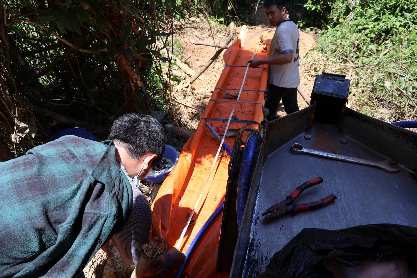 Lán trại do các đối tượng dựng nên để phục vụ cho việc khai thác vàng trái phép. Ảnh: CA