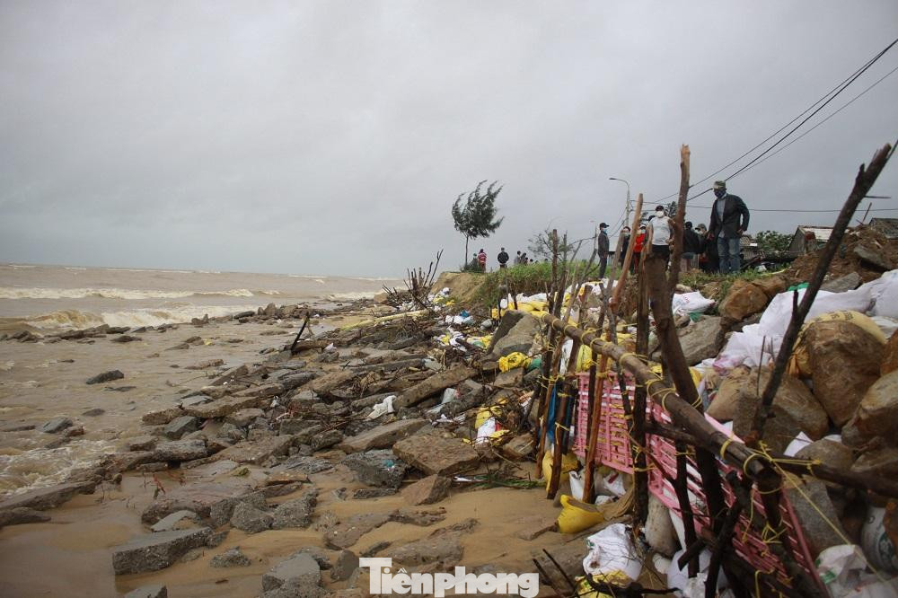 Riêng trong đêm 5/12, tình trạng sạt lở xảy ra nghiêm trọng hơn. Triều cường ăn sâu vào đất liền, một số nhà dân ở tại khu vực này chỉ còn cách mép sóng khoảng chừng 10 - 15 mét và có nguy cơ sụp đổ. Triều cường dâng cao uy hiếp đến 4 hộ dân, hơn 15 nhân khẩu và nguy cơ ảnh hưởng đến 29 hộ, 143 nhân khẩu tại khu vực này. Quá lo lắng, người dân đã mang gạch đá chắn ngang bờ biển chống xâm thực. Nhưng sức người có hạn, triều cường vẫn ăn sâu vào trong khi nỗi lo của người dân ngày một lớn.