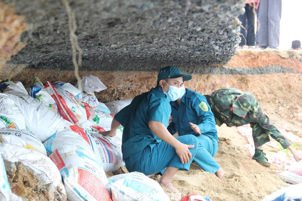 Mặt đường bị khoét sâu tạo thành hàm ếch lớn kéo dài.