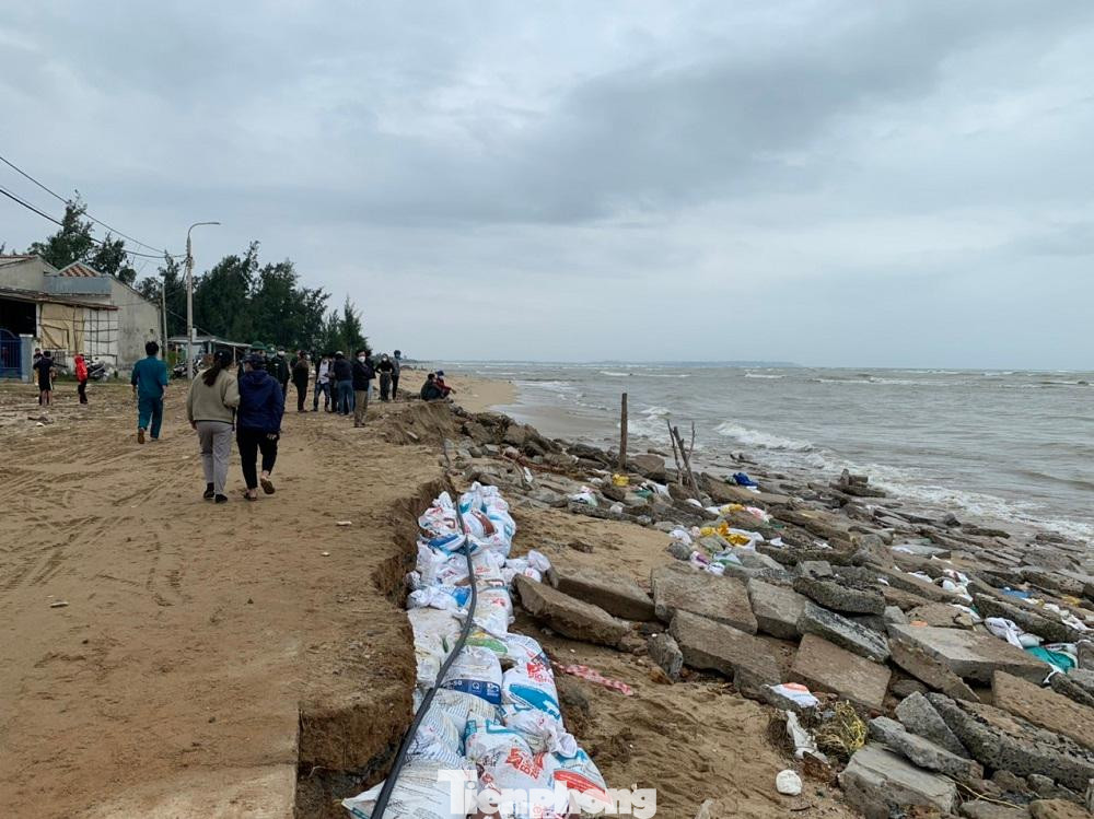 Thẫn thờ đứng bên ngôi nhà cách ngọn sóng bằng con đường liên thôn, chị Đỗ Thị Ánh lo lắng những ngày tới sóng biển sẽ nuốt chửng nhà của mình. “Ngày xưa biển ở cách nhà tôi gần 1 km nhưng mấy năm trở lại đây, triều cường xâm thực trông thấy rõ, biển cứ lấn dần và ăn mòn vào đất ở của người dân. Chứng kiến cảnh xâm thực của biển ngày một lớn, người dân chúng tôi rất lo lắng, và không thể nào chợp mắt được. Người dân và chính quyền địa phương đã tiến hành đổ đất, đá, đóng cọc sắt nhưng cũng không thể nào ngăn được sóng”, chị Ánh nói.