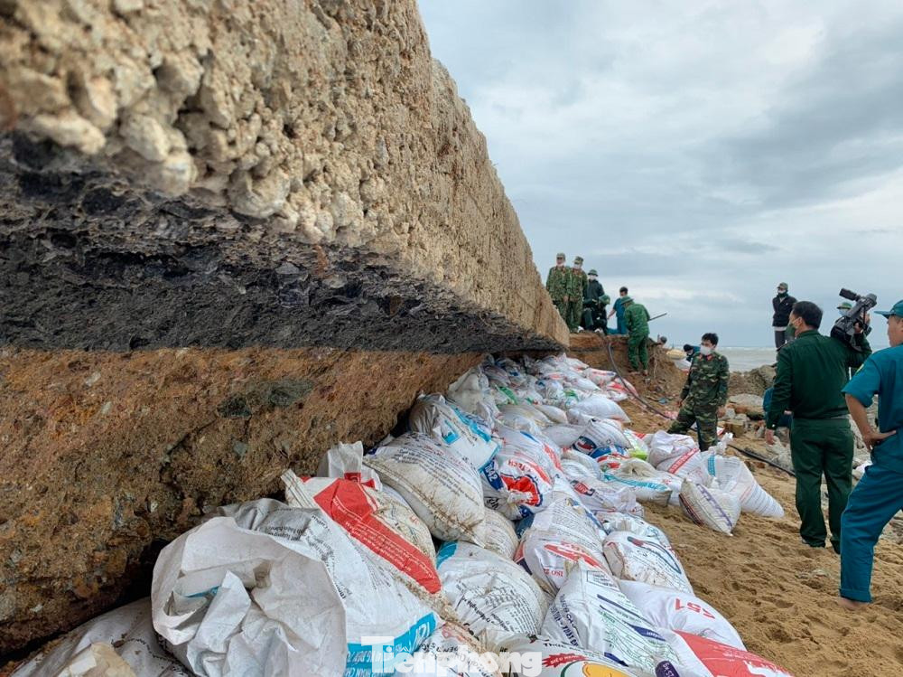 Trao đổi với PV, bà Phạm Thị Công - Chủ tịch UBND xã Nghĩa An, TP. Quảng Ngãi cho biết, từ ngày 29/11 đến nay, bờ biển ở thôn Phổ Trường liên tục sạt lở. Riêng tối 5/12, tình trạng sạt lở xảy ra nhanh, nguy cấp hơn. Hiện sạt lở bờ biển đã ảnh hưởng trực tiếp đến 4 nhà dân, với 15 nhân khẩu đang sinh sống và có nguy cơ tiếp tục ảnh hưởng đến 29 hộ dân, với 143 nhân khẩu sinh sống liền kề. “Hiện UBND xã Nghĩa An đã vận động người dân ở khu vực đang có nguy cơ sạt lở di dời đến nhà người thân ở xen ghép để đảm bảo an toàn tính mạng và tài sản”, bà Công nói.