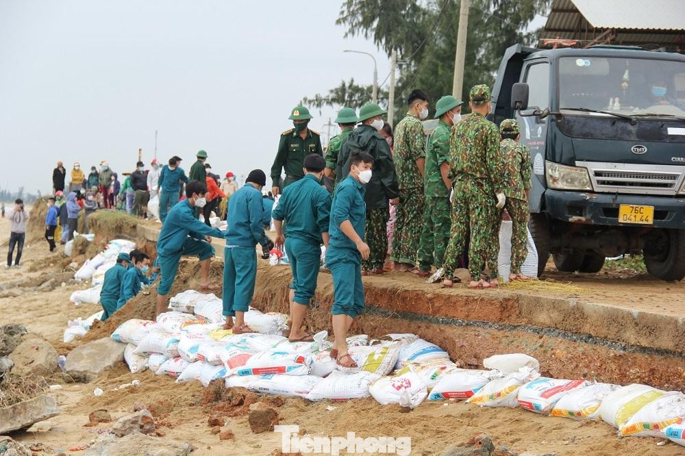 Trước tình hình này, vào ngày (27-28/11), UBND xã Nghĩa An, TP Quảng Ngãi đã tiến hành mua 50 xe đá, 30 xe vật liệu xây dựng và huy động người dân dùng bao tải cát đắp chắn khu vực sạt lở. Tuy nhiên, đây cũng chỉ là giải pháp tạm thời, tình trạng sạt lở vẫn tiếp diễn ngày càng nghiêm trọng hơn.