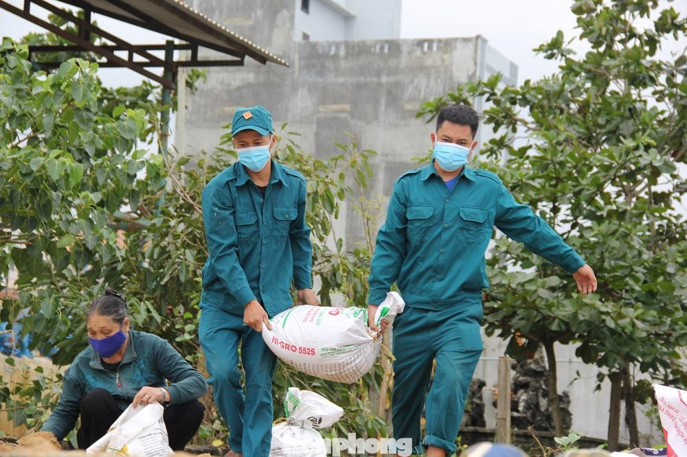Bà Lê Thị Nghi (80 tuổi, trú thôn Phổ Trường, xã Nghĩa An) cho biết, sống ở đây cả mấy chục năm rồi chưa năm nào bà thấy triều cường xâm thực mạnh như năm này. “Bây giờ thì sóng biển chỉ cách nhà dân chừng 10 - 15mét, nhưng với tình trạng triều cường xâm lấn mạnh như vậy chắc chắn đêm nay nó vào sát đến móng nhà dân thì rất nguy hiểm cho tính mạng và tài sản của bà con. Chúng tôi mong các cấp chính quyền sớm có phương án, giúp đỡ xây dựng một bờ kè kiên cố để bảo vệ ngôi làng này”, bà Nghi nói.