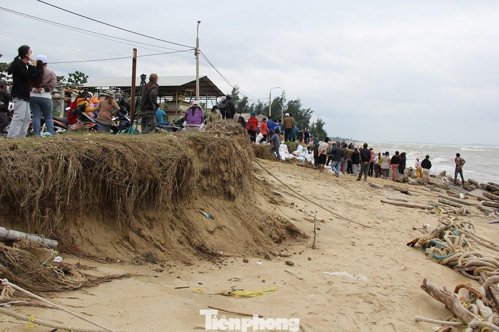 Trong những ngày qua, triều cường, kèm theo sóng lớn đua nhau đổ xô vào bờ đã làm cho hơn 200 mét bờ biển thuộc khu dân cư số 1, thôn Phổ Trường, xã Nghĩa An, TP Quảng Ngãi bị sạt lở nghiêm trọng, hàng nghìn khối đất đá ven bờ đã bị sóng lớn cuốn trôi ra biển. Tuyến đường bê tông chạy dọc bờ biển nhiều vị trí bị sạt lở khoét sâu vào lòng đường, tạo hàm ếch kéo dài.