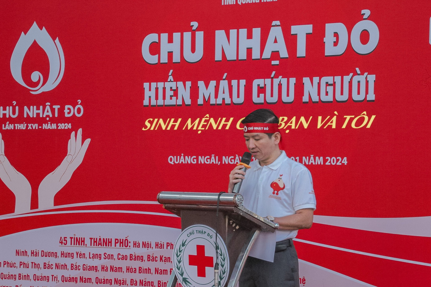 Phát biểu tại Ngày hội, ông Phạm Ngọc Thành - Chủ tịch Hội Chữ thập Đỏ, Phó Ban trực BCĐ vận động Hiến máu tình nguyện tỉnh Quảng Ngãi cho biết, đây là lần đầu tiên đơn vị phối hợp với Báo Tiền Phong tổ chức Ngày hội Chủ nhật Đỏ ở Quảng Ngãi.