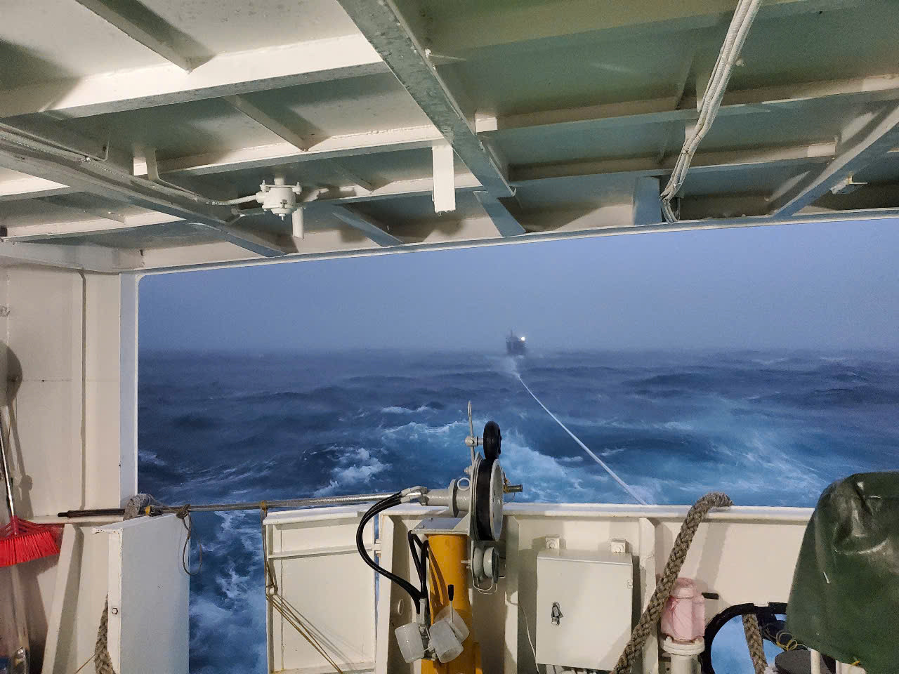 Bộ Tư lệnh Vùng Cảnh sát biển 2 lai dắt 2 tàu cá Quảng Nam gặp nạn trên biển về đảo Lý Sơn. Bộ Tư lệnh Vùng Cảnh sát biển 2 lai dắt 2 tàu cá Quảng Nam gặp nạn trên biển về đảo Lý Sơn.