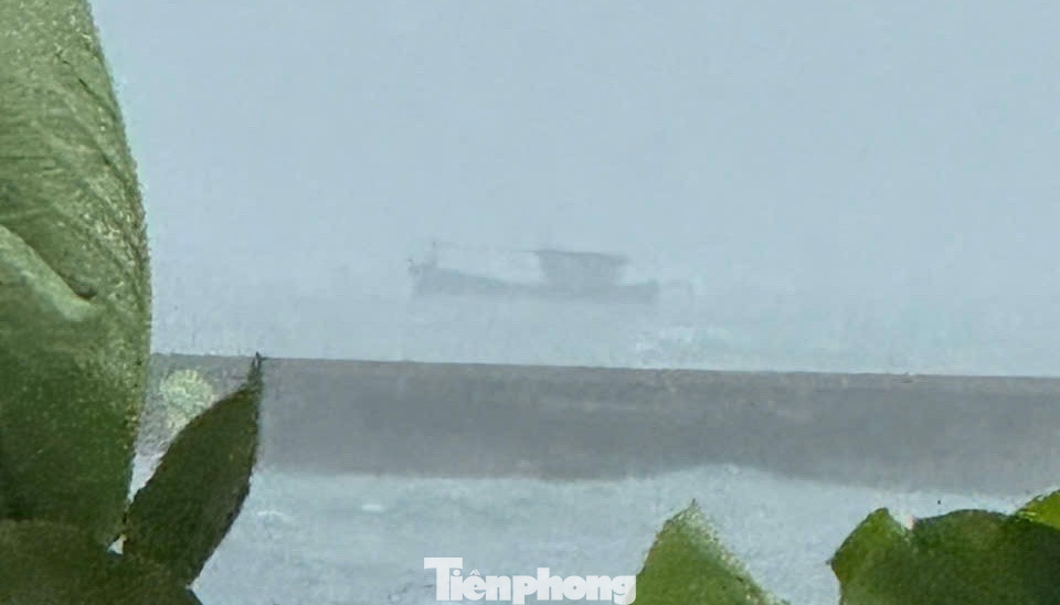 Hiện nước đã vào khoang máy tàu cá NA 90431 TS. Hiện nước đã vào khoang máy tàu cá NA 90431 TS.