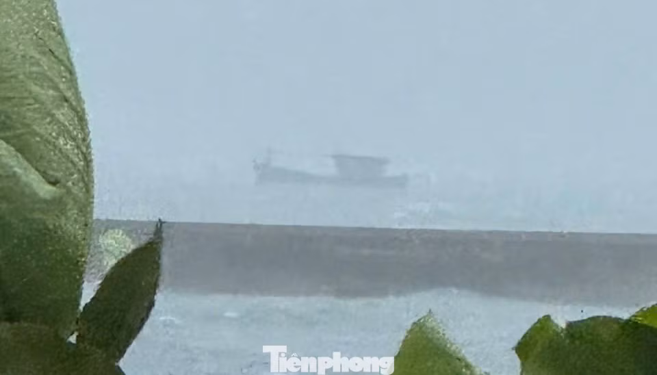 Hiện nước đã vào khoang máy tàu cá NA 90431 TS. Hiện nước đã vào khoang máy tàu cá NA 90431 TS.