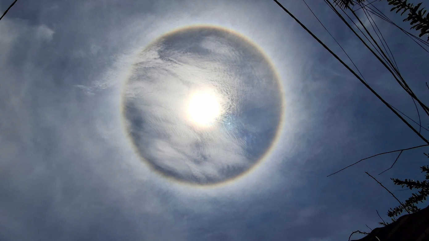 Quầng mặt trời hay còn gọi là hào quang mặt trời là một hiện tượng thiên văn có tên khoa học là halo.