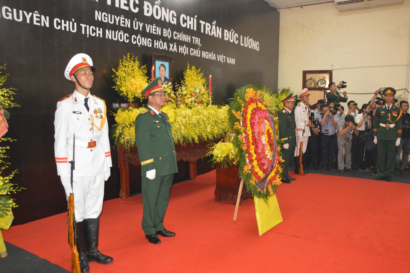 Nhiều cán bộ, lực lượng vũ trang, nhân dân đến viếng nguyên Chủ tịch nước Trần Đức Lương. Nhiều cán bộ, lực lượng vũ trang, nhân dân đến viếng nguyên Chủ tịch nước Trần Đức Lương.
