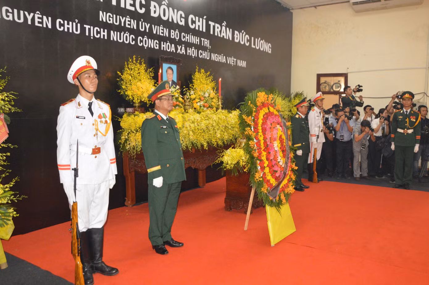 Nhiều cán bộ, lực lượng vũ trang, nhân dân đến viếng nguyên Chủ tịch nước Trần Đức Lương.