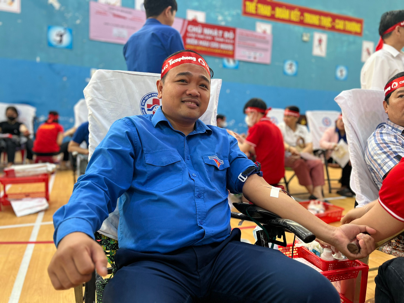 Phó Bí thư Tỉnh Đoàn Quảng Ngãi Lê Văn Vin tham gia hiến máu.