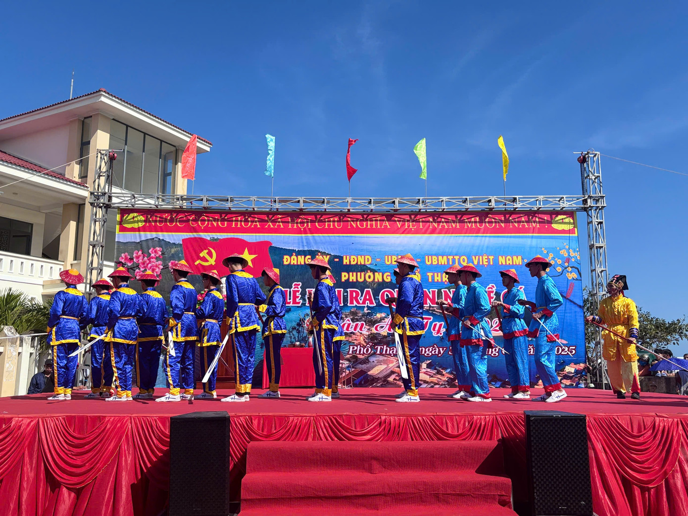 Các thanh niên trong điệu múa bả trạo mô phỏng hình ảnh chèo thuyền ra khơi. Các thanh niên trong điệu múa bả trạo mô phỏng hình ảnh chèo thuyền ra khơi.