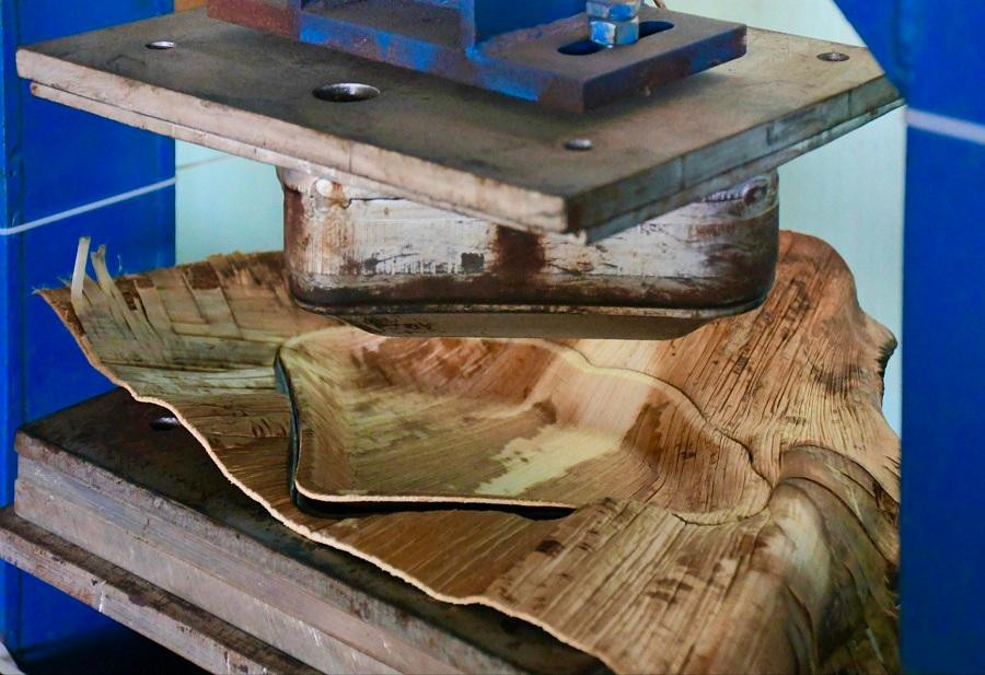 Máy ép nhiệt được sử dụng để tạo khuôn. Ảnh: Nguyễn Ngọc Máy ép nhiệt được sử dụng để tạo khuôn. Ảnh: Nguyễn Ngọc