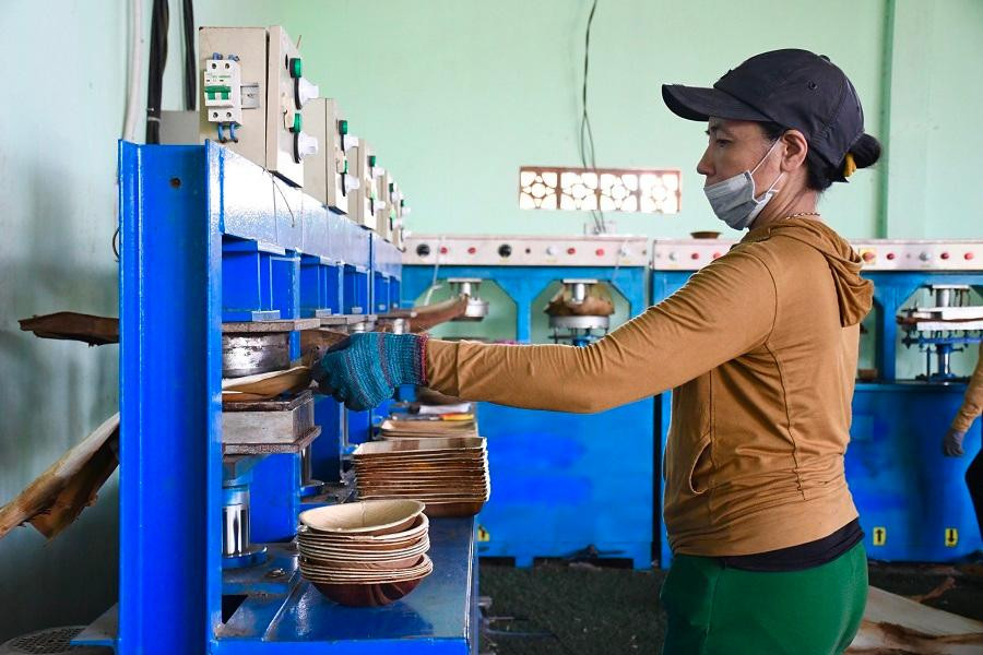 Mỗi máy sản xuất có 5 khuôn để tạo ra 5 mẫu chén dĩa kích thước khác nhau với công suất 200 sản phẩm/máy/ngày. Ảnh: Nguyễn Ngọc Mỗi máy sản xuất có 5 khuôn để tạo ra 5 mẫu chén dĩa kích thước khác nhau với công suất 200 sản phẩm/máy/ngày. Ảnh: Nguyễn Ngọc