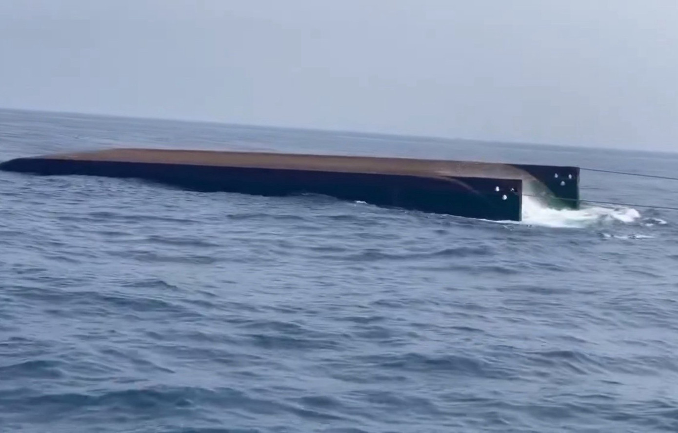 Sà lan bị chìm được kéo về gần đảo Lý Sơn để phục vụ công tác điều tra.