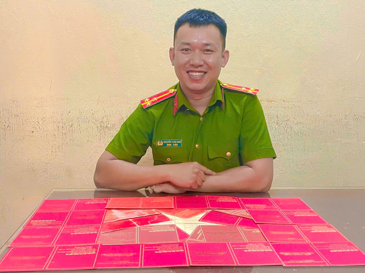 Lá cờ được xếp từ hàng chục giấy chứng nhận hiến máu tình nguyện của Thượng úy Nguyễn Tuấn Anh. Ảnh: NVCC Lá cờ được xếp từ hàng chục giấy chứng nhận hiến máu tình nguyện của Thượng úy Nguyễn Tuấn Anh. Ảnh: NVCC