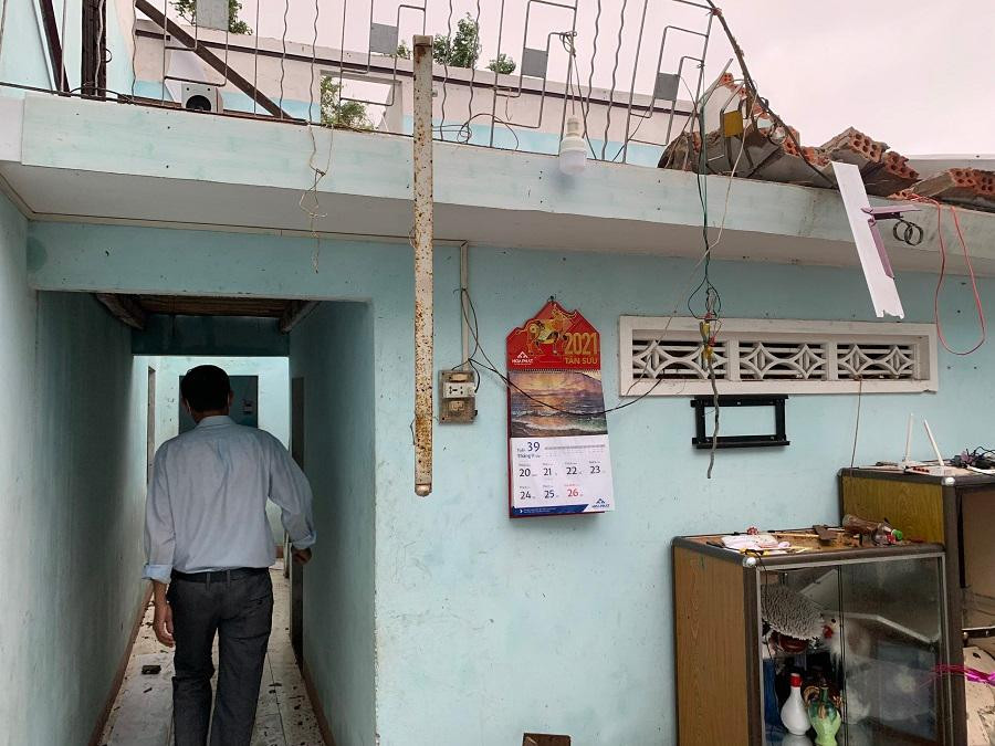 Nhà bị hư hỏng toàn bộ còn cây cối bị ngã đổ sau lốc xoáy