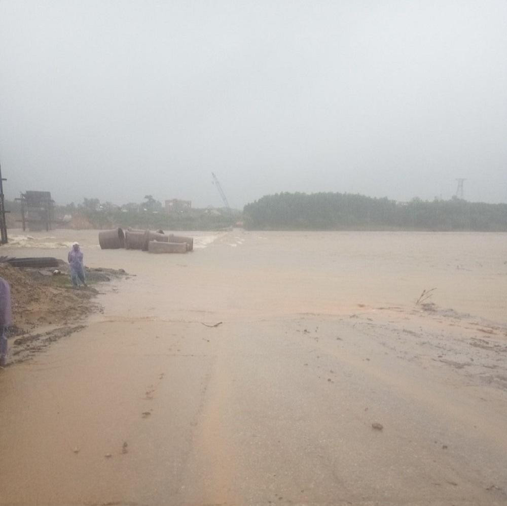 Cầu Sơn Giang - Sơn Linh bị ngập khiến giao thông chia cắt. Cầu Sơn Giang - Sơn Linh bị ngập khiến giao thông chia cắt.