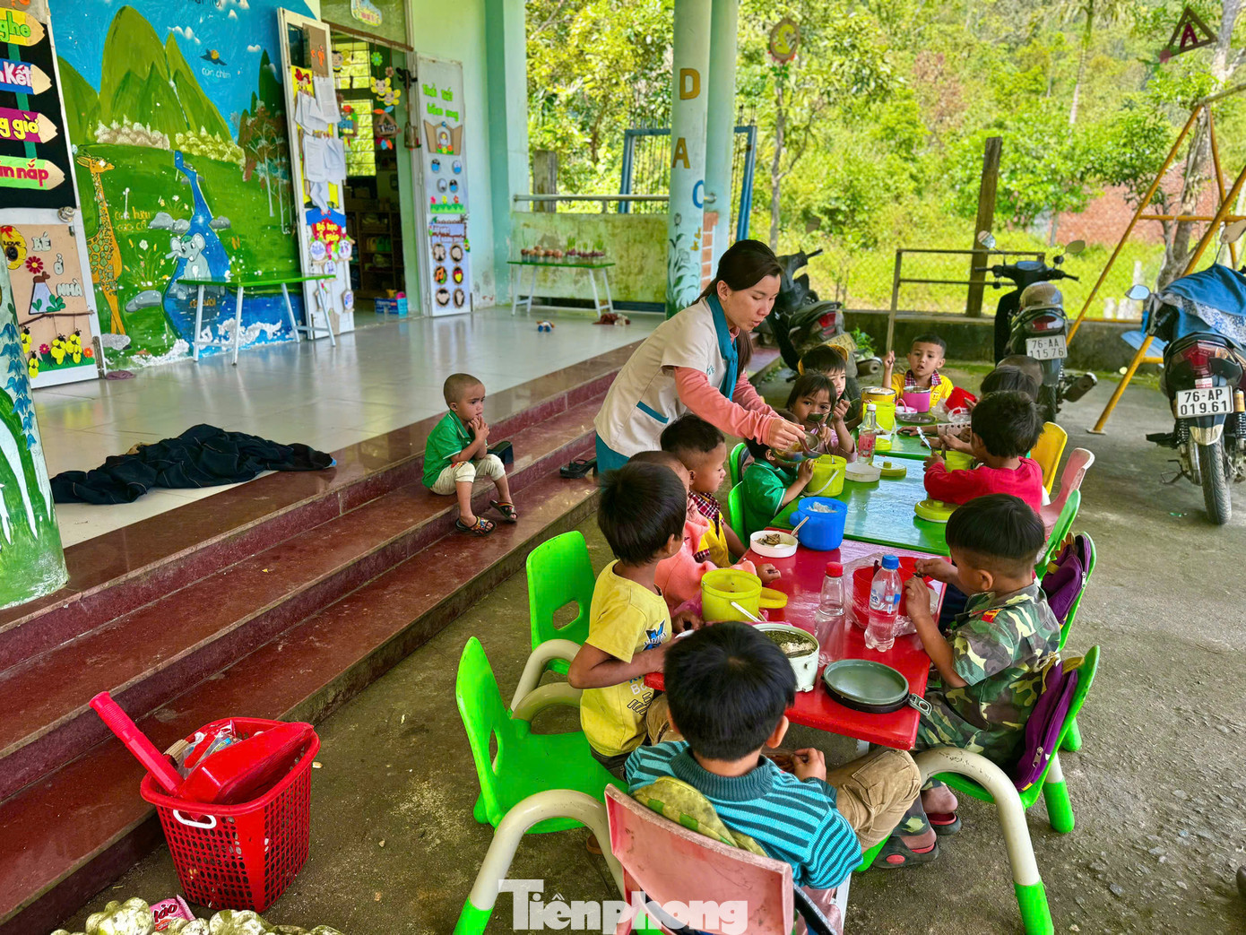 Cô giáo Phạm Thị Thu Trang san sẻ ít cơm cho những cháu không mang cơm đến lớp. Ảnh: Nguyễn Ngọc Cô giáo Phạm Thị Thu Trang san sẻ ít cơm cho những cháu không mang cơm đến lớp. Ảnh: Nguyễn Ngọc