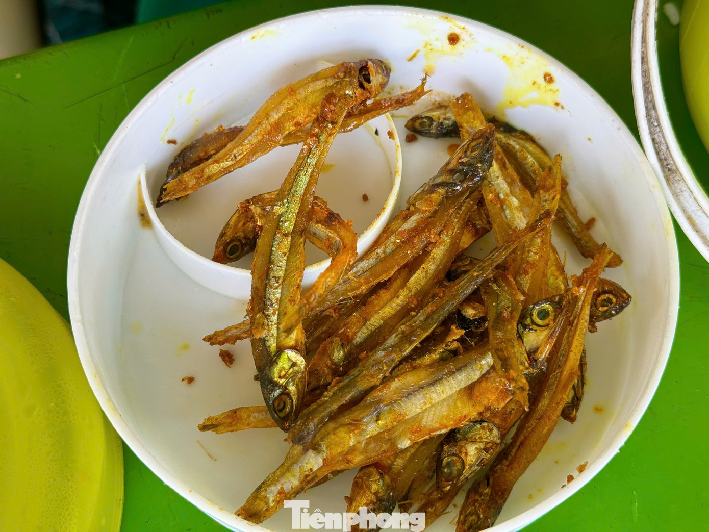 Phần ăn "sang" nhất cũng chỉ có mấy miếng cá khô to bằng đầu ngón tay... Ảnh: Nguyễn Ngọc Phần ăn "sang" nhất cũng chỉ có mấy miếng cá khô to bằng đầu ngón tay... Ảnh: Nguyễn Ngọc