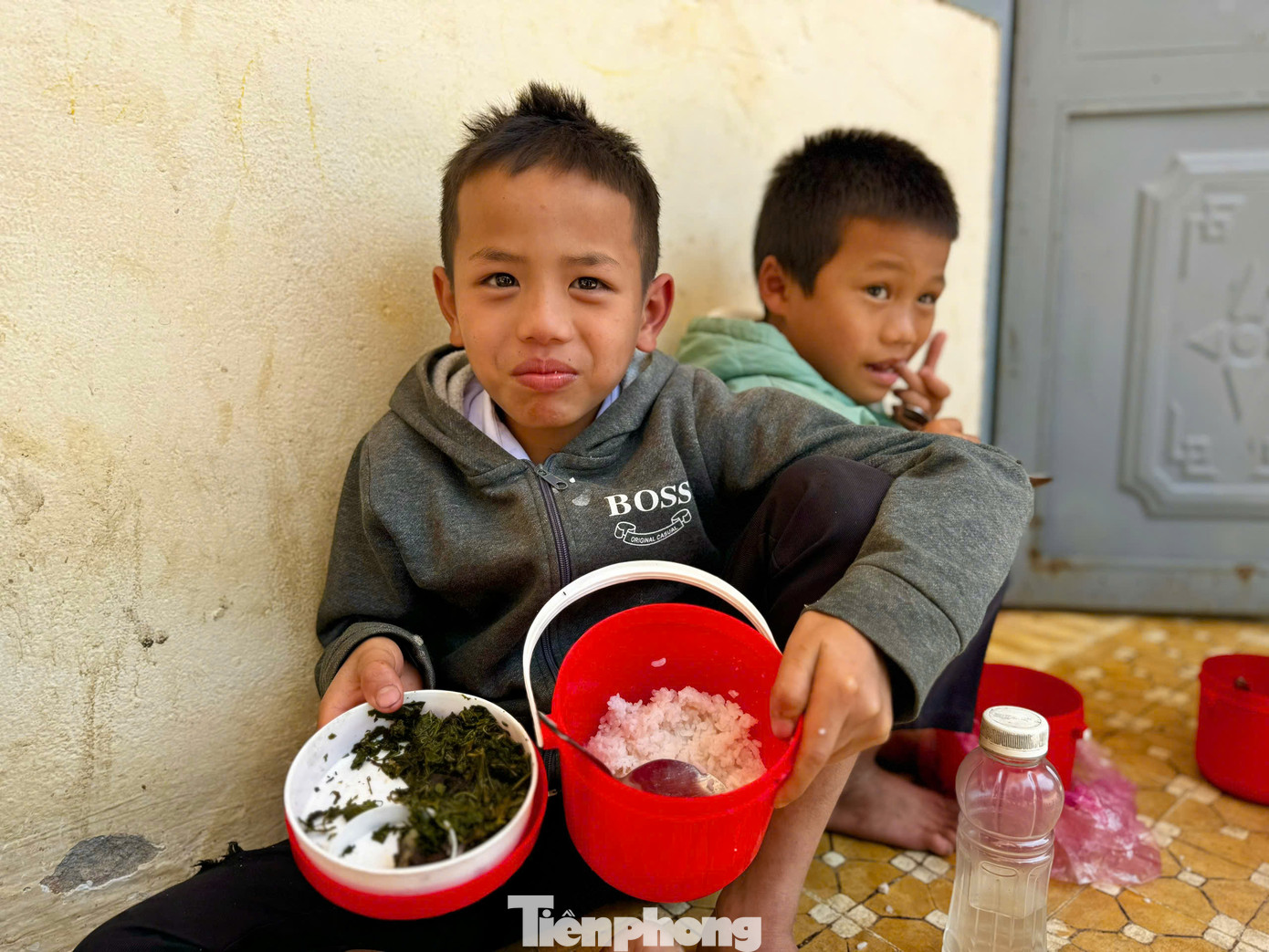 Bữa trưa của các em học sinh lớp 1 đến lớp 3 điểm trường thôn Quế. Ảnh: Nguyễn Ngọc Bữa trưa của các em học sinh lớp 1 đến lớp 3 điểm trường thôn Quế. Ảnh: Nguyễn Ngọc