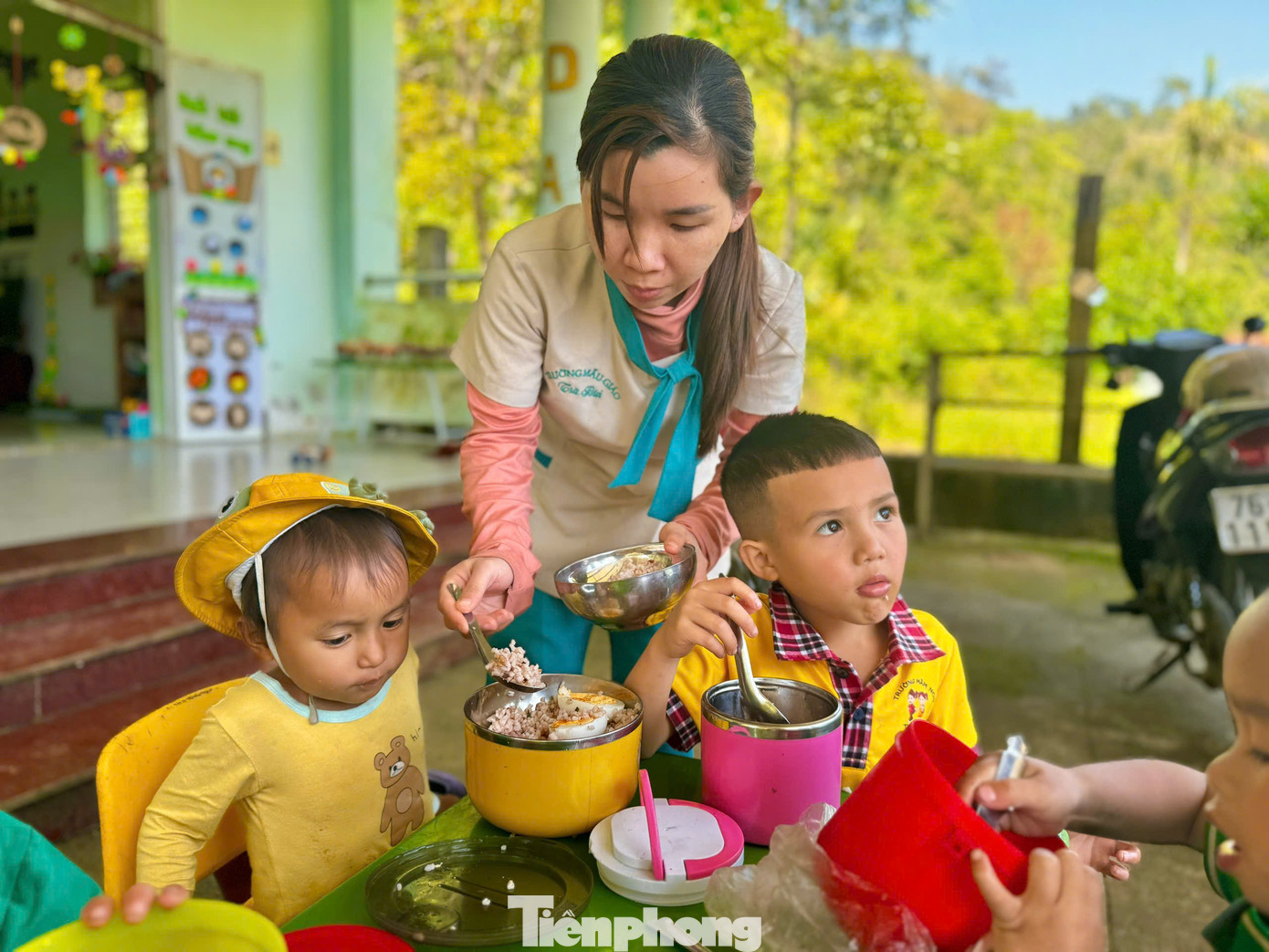 Cô giáo Phạm Thị Thu Trang san sẻ ít cơm cho những cháu không mang cơm đến lớp. Ảnh: Nguyễn Ngọc Cô giáo Phạm Thị Thu Trang san sẻ ít cơm cho những cháu không mang cơm đến lớp. Ảnh: Nguyễn Ngọc