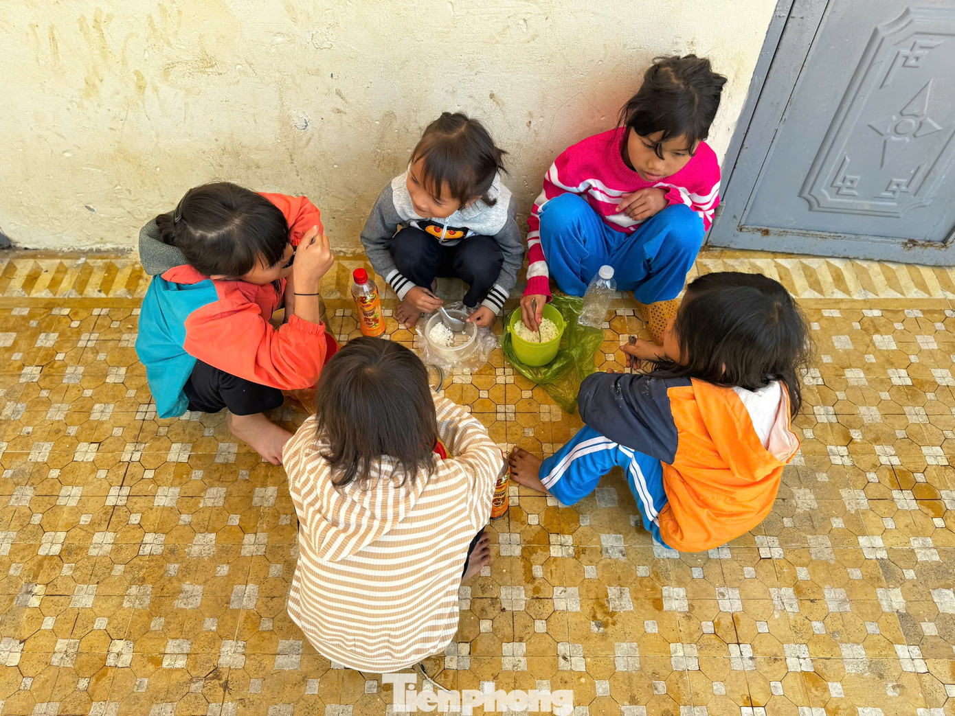 Bữa trưa của các em học sinh lớp 1 đến lớp 3 điểm trường thôn Quế. Ảnh: Nguyễn Ngọc Bữa trưa của các em học sinh lớp 1 đến lớp 3 điểm trường thôn Quế. Ảnh: Nguyễn Ngọc