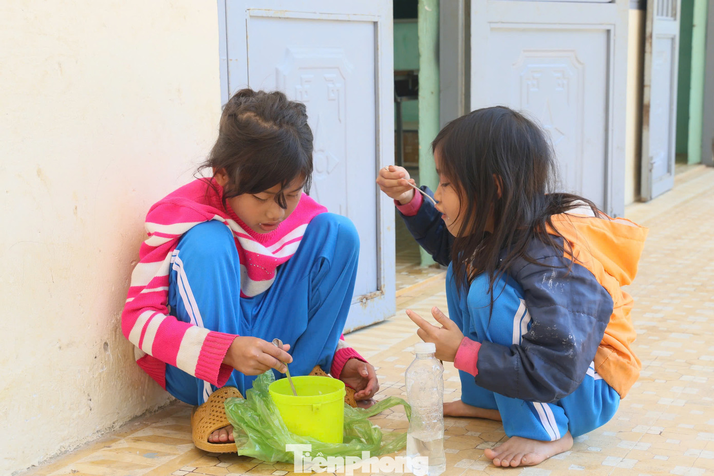 Các em chia nhau ăn ngấu nghiến ngon lành. Ảnh: Nguyễn Ngọc Các em chia nhau ăn ngấu nghiến ngon lành. Ảnh: Nguyễn Ngọc